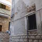 Due arpie che suonano antichi strumenti, una testa di leone custode di una misteriosa leggenda, archetti gotici e decori medievali: a Bari Vecchia c�� un angolo poco frequentato dai passanti che custodisce tanti piccoli tesori architettonici e artistici